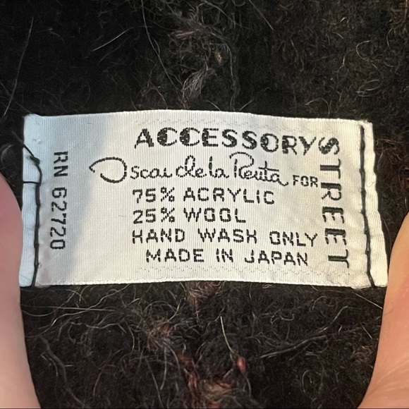 Oscar De La Renta Sweater Cape with Attached Scarf - Picture 4 of 8